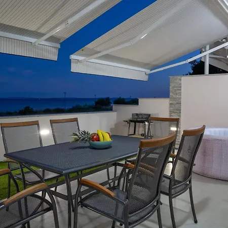 Beachfront 2 Bedroom With Jacuzzy And Private Parking - Sgb2 别墅 *