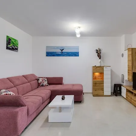 Beachfront 2 Bedroom With Jacuzzy And Private Parking - Sgb2