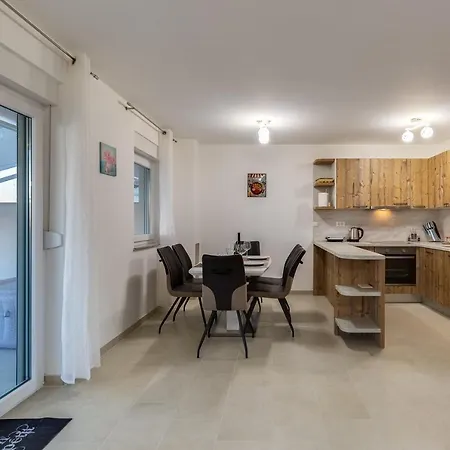 Beachfront 2 Bedroom With Jacuzzy And Private Parking - Sgb2 * 普利拉卡