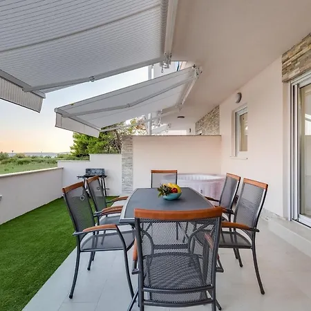 Beachfront 2 Bedroom With Jacuzzy And Private Parking - Sgb2 *