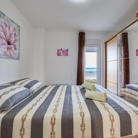 Beachfront 2 Bedroom With Jacuzzy And Private Parking - Sgb2