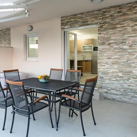 Beachfront 2 Bedroom With Jacuzzy And Private Parking - Sgb2 * 普利拉卡