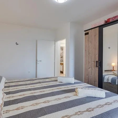 Villa Beachfront 2 Bedroom With Jacuzzy And Private Parking - Sgb2 Privlaka (Zadar)