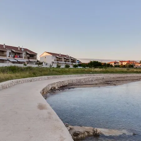 Villa Beachfront 2 Bedroom With Jacuzzy And Private Parking - Sgb2
