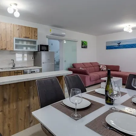 Beachfront 2 Bedroom With Jacuzzy And Private Parking - Sgb2 Villa *